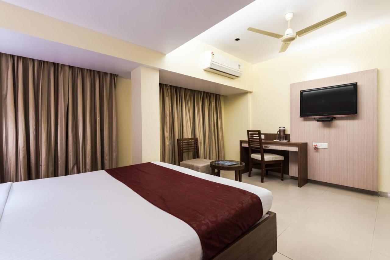 Hotel Aishwarya Residency ナビムンバイ エクステリア 写真