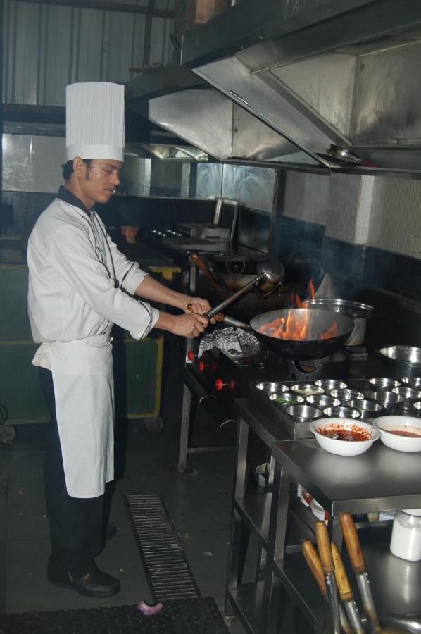Hotel Aishwarya Residency ナビムンバイ エクステリア 写真